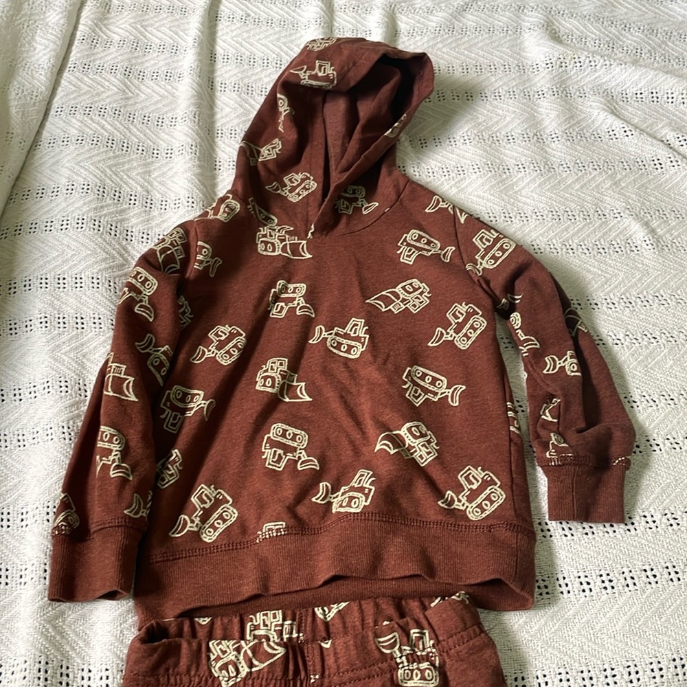 Carter’s Boys 5T sweatsuit